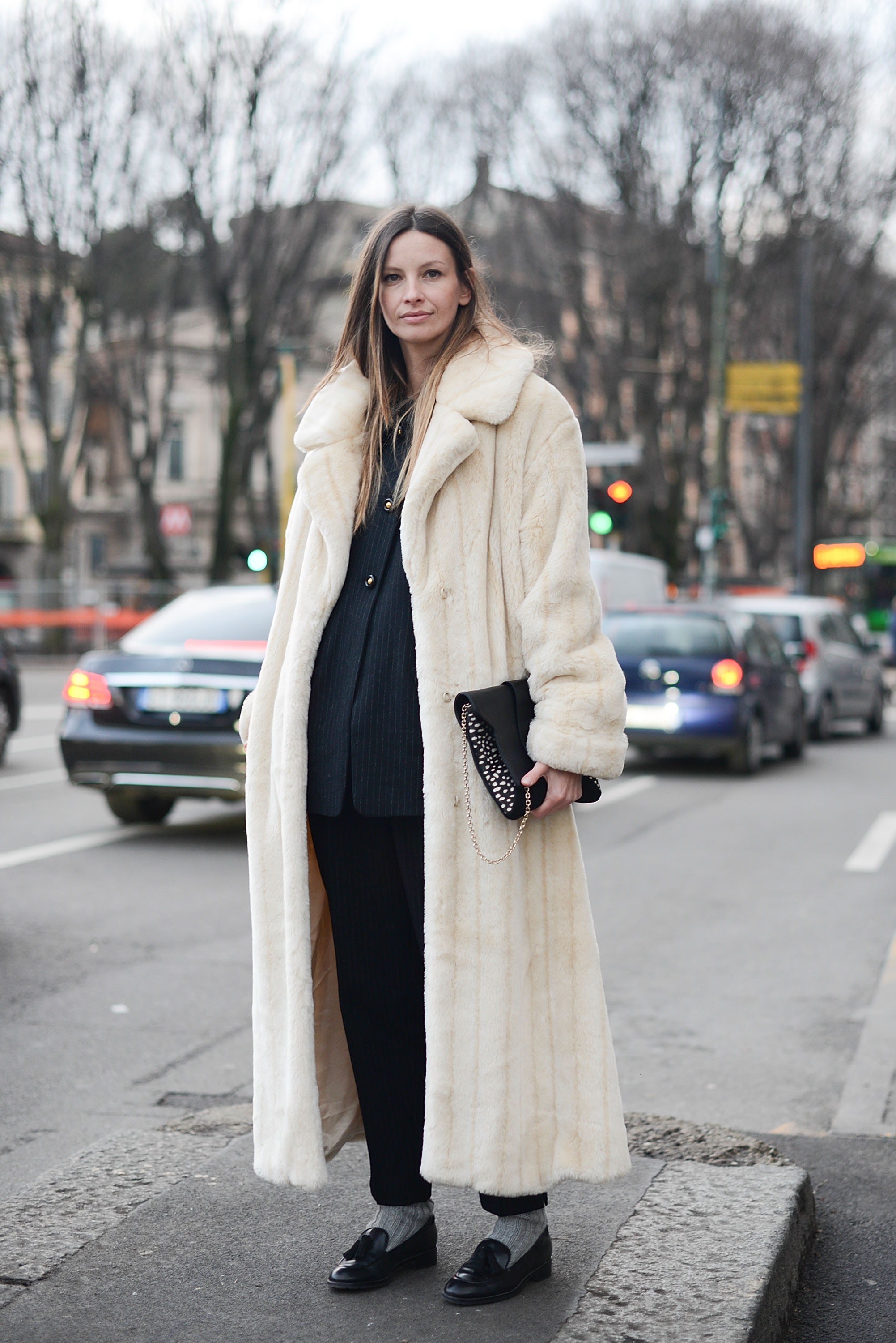 Пальто под шубу. Норковая шуба с Челси стрит стайл. Шуба норка Street Style. Длинное меховое пальто. Образы с белой шубой.