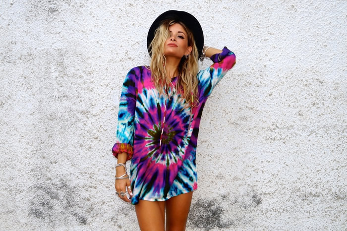 tie dye hoodie outfit