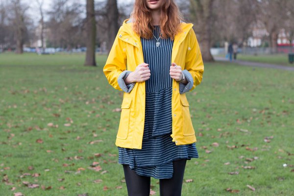 14 Best Tips on What to Wear with a Yellow Raincoat 