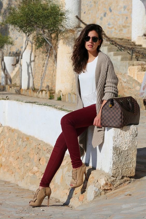 maroon jeans outfit