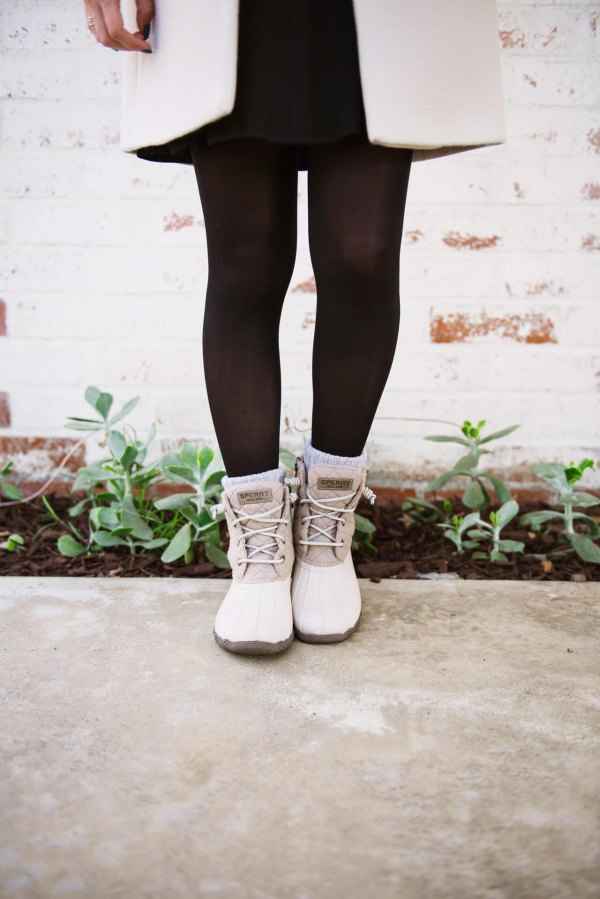 White Duck Boots: 13 Chic Outfit Ideas 